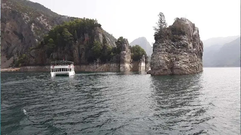 catamaran tour green canyon